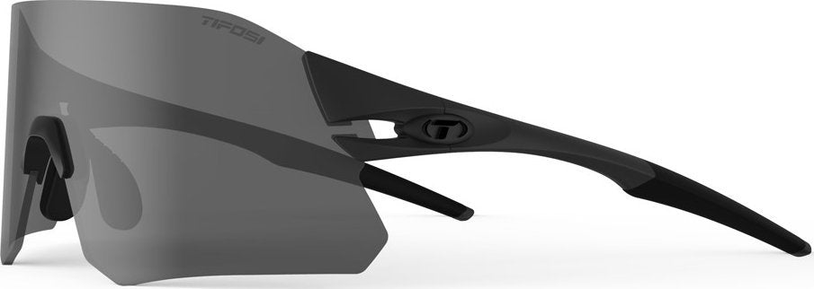 Løpebriller med heldekkende, tonet linse og sorte stenger, sett fra siden med fokus på nesebro og stenger.