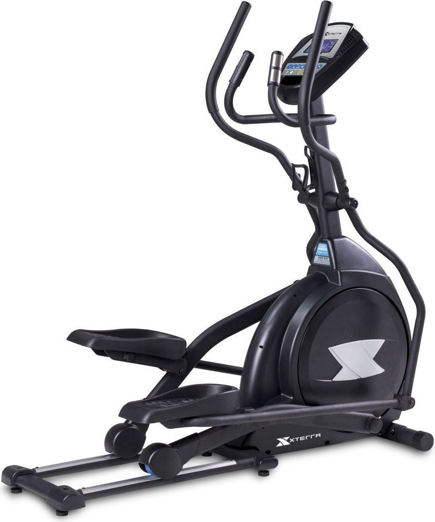 Ellipsemaskin i sort med sølvdetaljer, store håndtak, display med knapper og brede fotplater, sett skrått forfra.