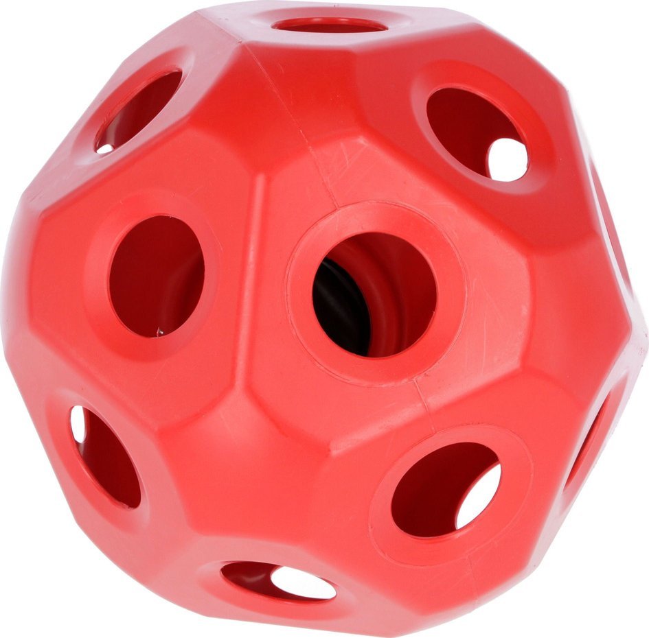 Høy ball i rød plast med store, runde hull, detaljert overflate, sett fra skrå vinkel.