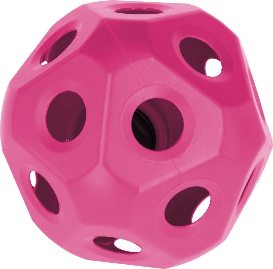Hesteleke rosa ball med mange hull og kanter, laget av plast, vist fra siden mot hvit bakgrunn.
