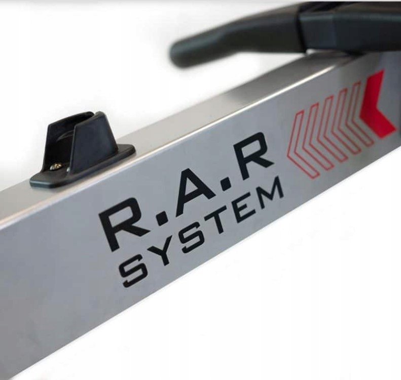 Romaskin med sølvfarget metallprofil, sort og rød dekor, teksten "R.A.R SYSTEM" og synlige festedetaljer.