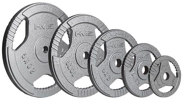 Vektplate i sølvfarget metall med tre hull, avbildet sammen med tre andre plater i ulike størrelser.