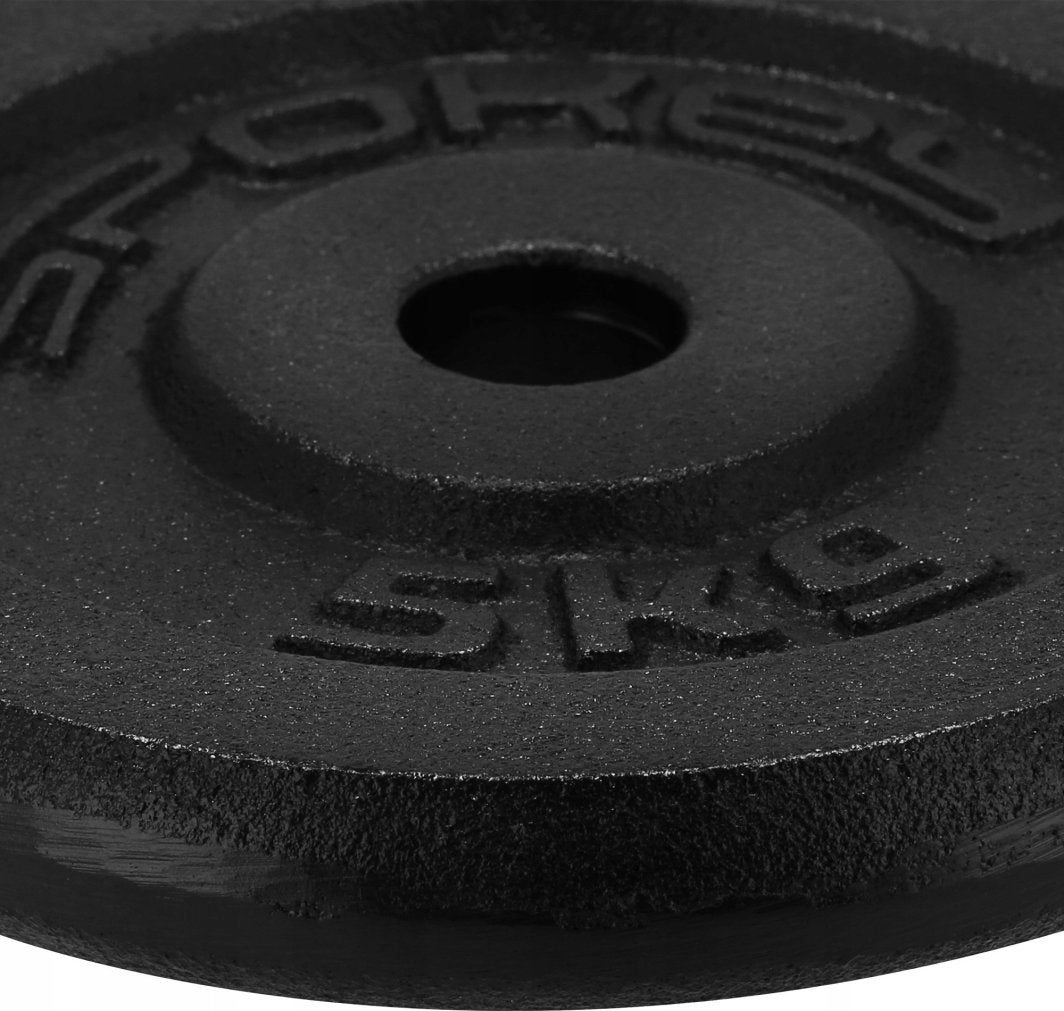 Vekter i sort støpejern på 5 kg, sett fra siden og litt ovenfra, med tydelig preget vekt og Spokey-logo.
