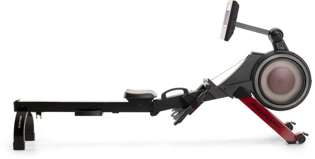 Romaskin Sammenleggbar i svart og rødt, sett fra siden med sete, fotstropper, håndtak og stor skjerm foran.