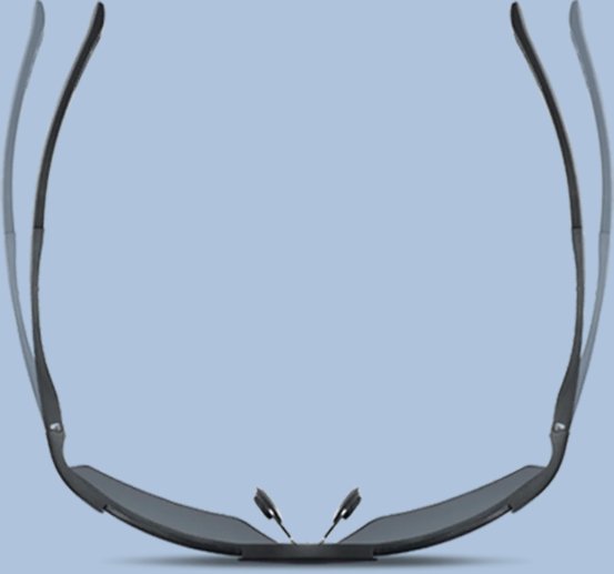 Sportsbriller med mørkegrå innfatning og stenger, sett rett forfra ovenfra mot lys blå bakgrunn.