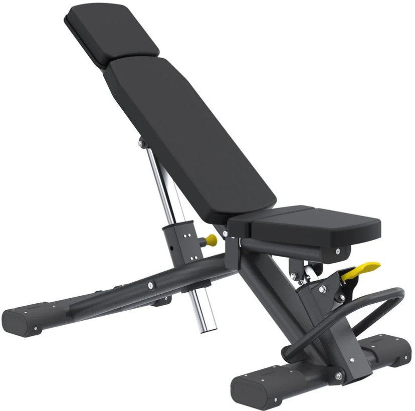 Treningsbenk med sort polstret sete og rygg, justerbar rygg, gule detaljer og solid metallramme, sett fra siden.