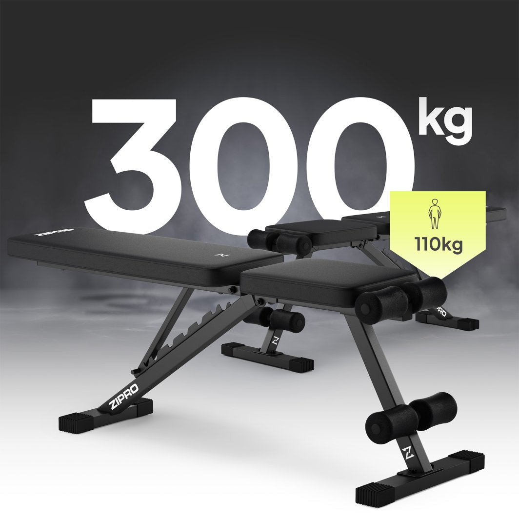 Treningsbenk Justerbar i svart metall med polstrede puter, vist fra siden, maksbelastning 300 kg, personvekt 110 kg.