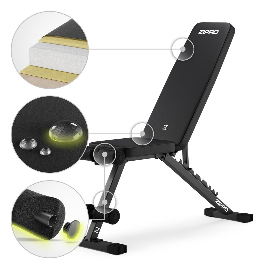 Multifunksjonell Treningsbenk i svart kunstskinn, vist fra siden med detaljer på stropper, polstring og fotputer.