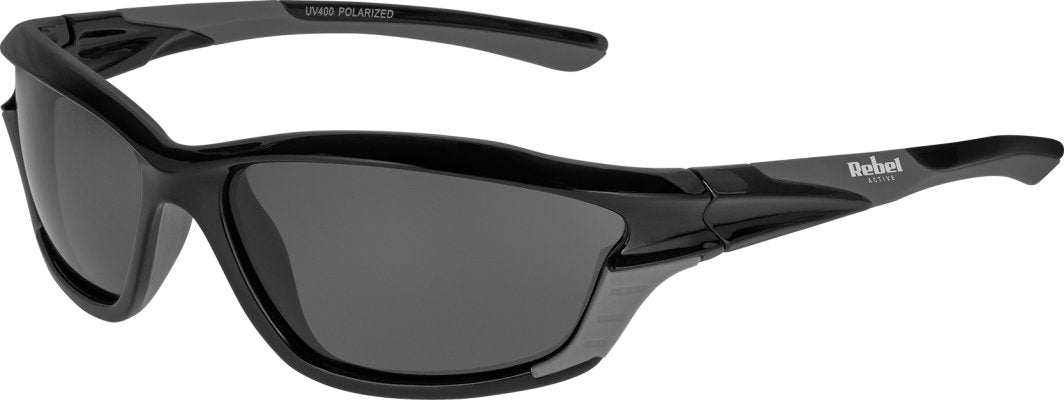 Sportsbriller i sort plast med mørke glass, sett fra siden og litt forfra, Rebel Active-logo på stangen.