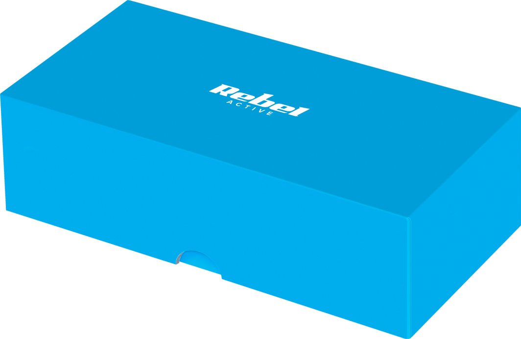 Sportsbriller i rektangulær, blå eske med hvit logo på lokket, sett skrått ovenfra med liten åpning foran.