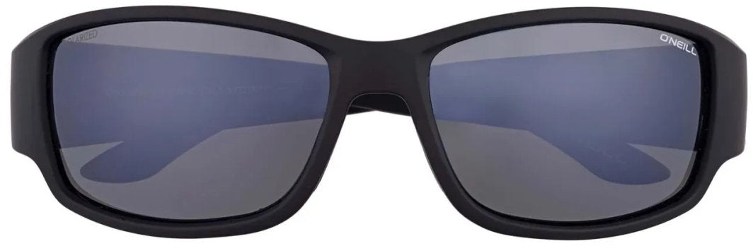 Solbriller med sort innfatning og mørke speilglass sett forfra, O'Neill-logo i hjørnet på høyre glass.
