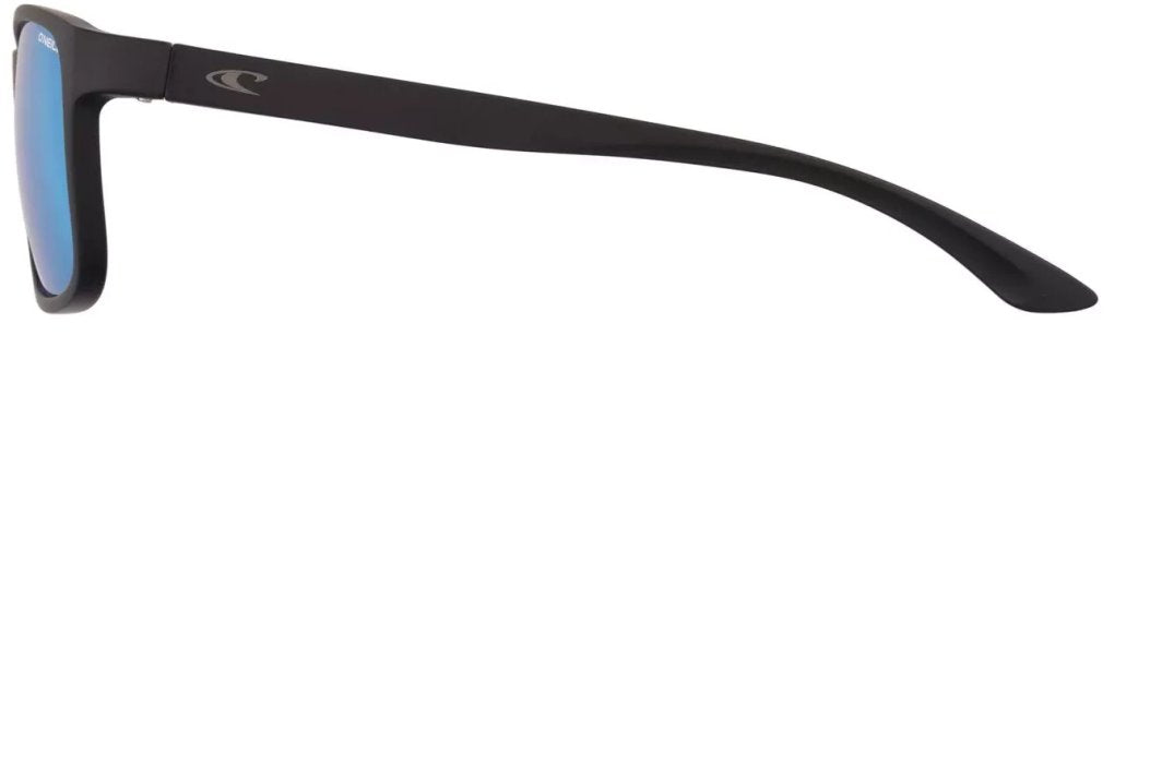 Sportsbriller med sort innfatning, rette stenger og speilblå glass, sett fra venstre side med logo på stangen.