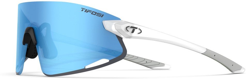 Sportsbriller Dame med stor, buet blå speillinse, hvit og grå ramme, justerbar nesebøyle og synlig logo.