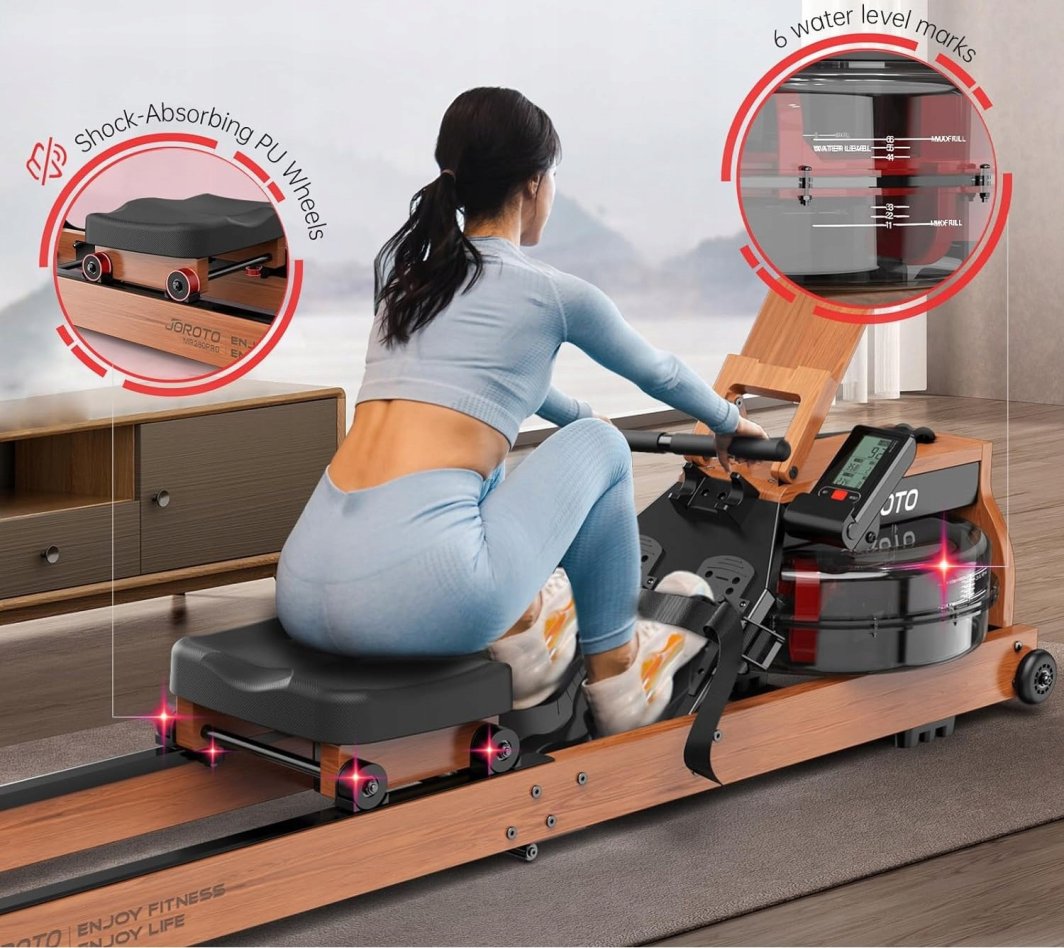 Romaskin Sammenleggbar i tre med svart sete, vannmotstandstank og skjerm, brukt av kvinne i treningstøy.