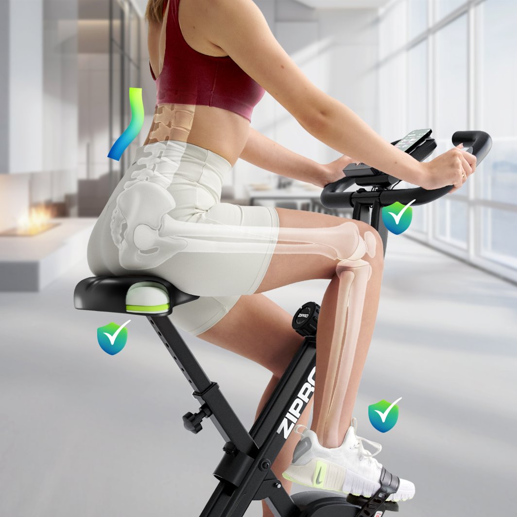Sammenleggbar Trimsykkel sett fra siden med kvinne på setet, viser ergonomi med synlig ryggrad og bein. Moderne innem...