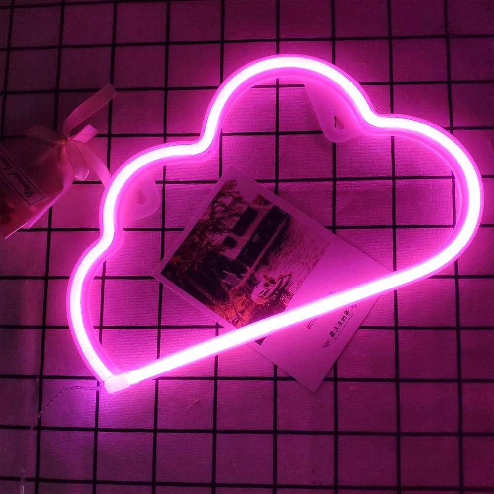 Tredemølle hjemme rosa neon vegglampe formet som en sky, lyser sterkt på rutete underlag.