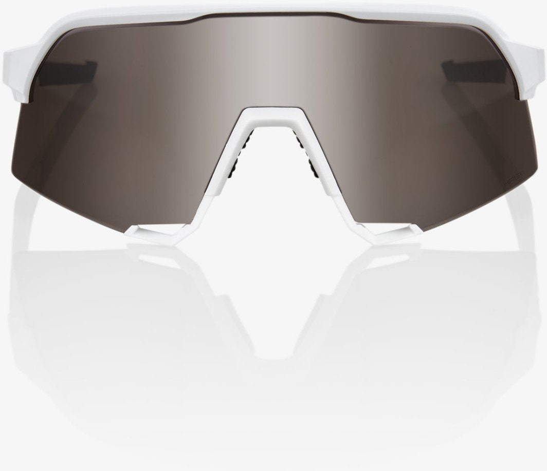 Sykkelbriller med hvit innfatning og store, mørke speilglass sett rett forfra, markerte kanter vises tydelig.