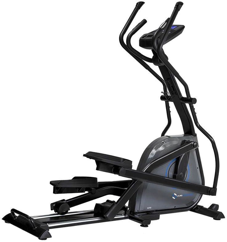 Crosstrainer i svart og grått med synlige håndtak, fotplater, konsoll og motstandshjul, sett fra siden.