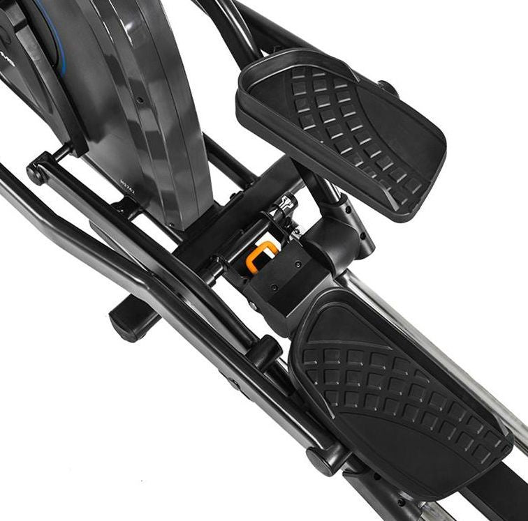 Crosstrainer med to solide, mønstrede fotplater i sort plast og metall, sett ovenfra med fokus på fotdelen.