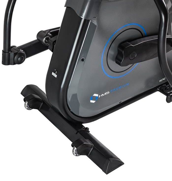 Ellipsemaskin med sort og grå metallramme, synlige transporthjul nederst, sett fra siden og litt ovenfra.