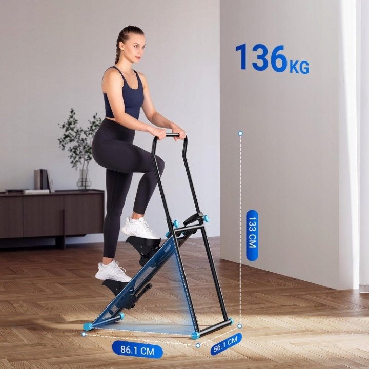 Stepmaskin i sort metall med blå detaljer, brukt av kvinne, med mål og maks vekt på 136 kg vist i bildet.