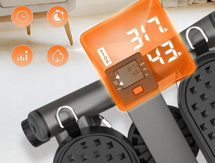 Stepmaskin i sort og grått med LCD-display som viser tall, og store mønstrede fotplater sett ovenfra.