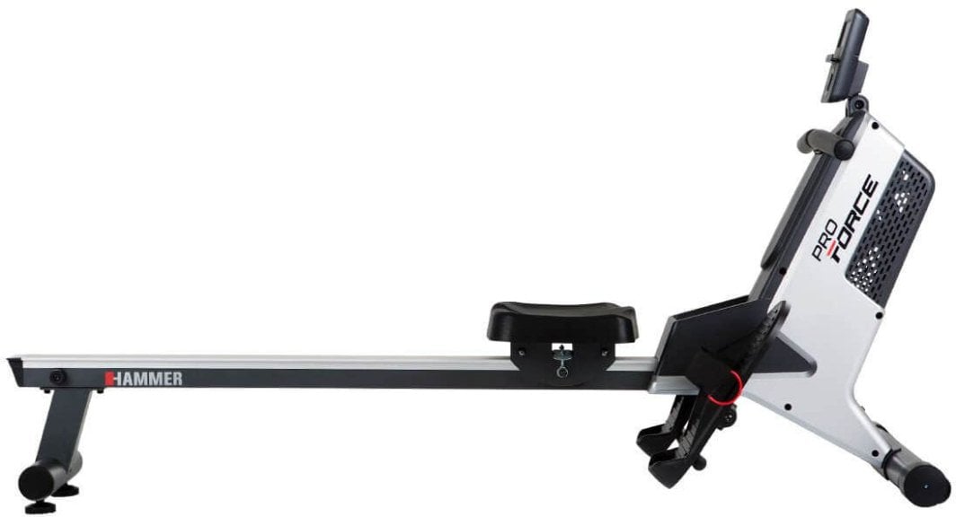 Treningsmaskin i svart, grått og sølv, sett fra siden med sete, fotstøtter, håndtak og elektronisk display.