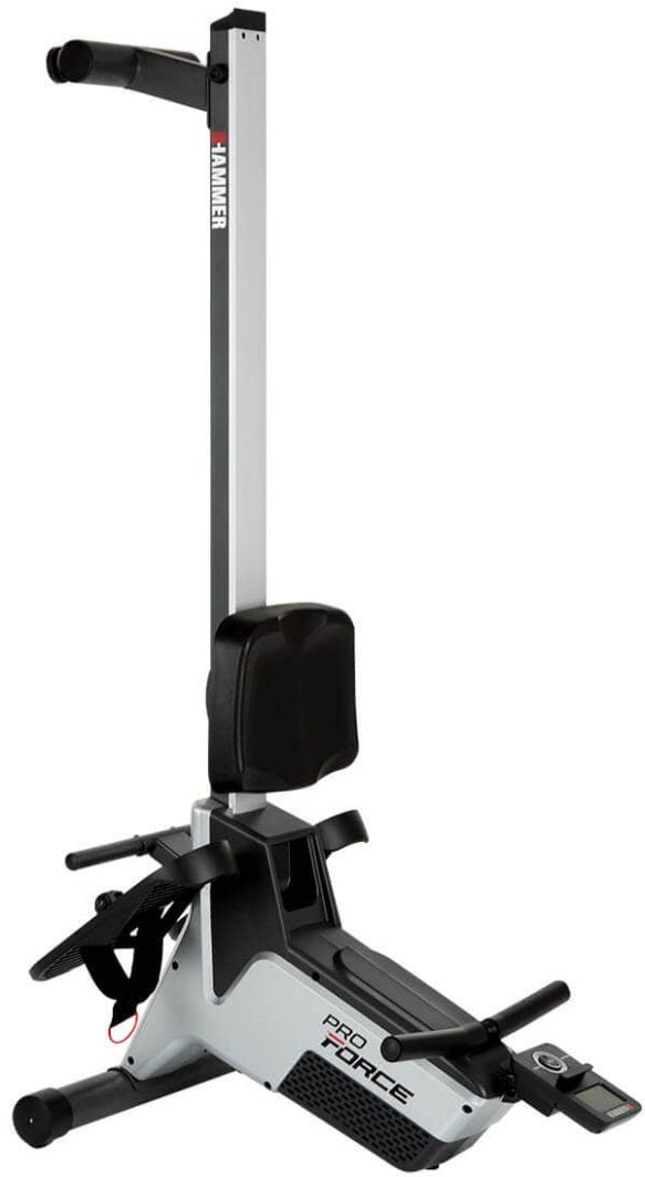 Romaskin i grått og svart metall sett fra skrå vinkel, oppreist og sammenslått for enkel oppbevaring.