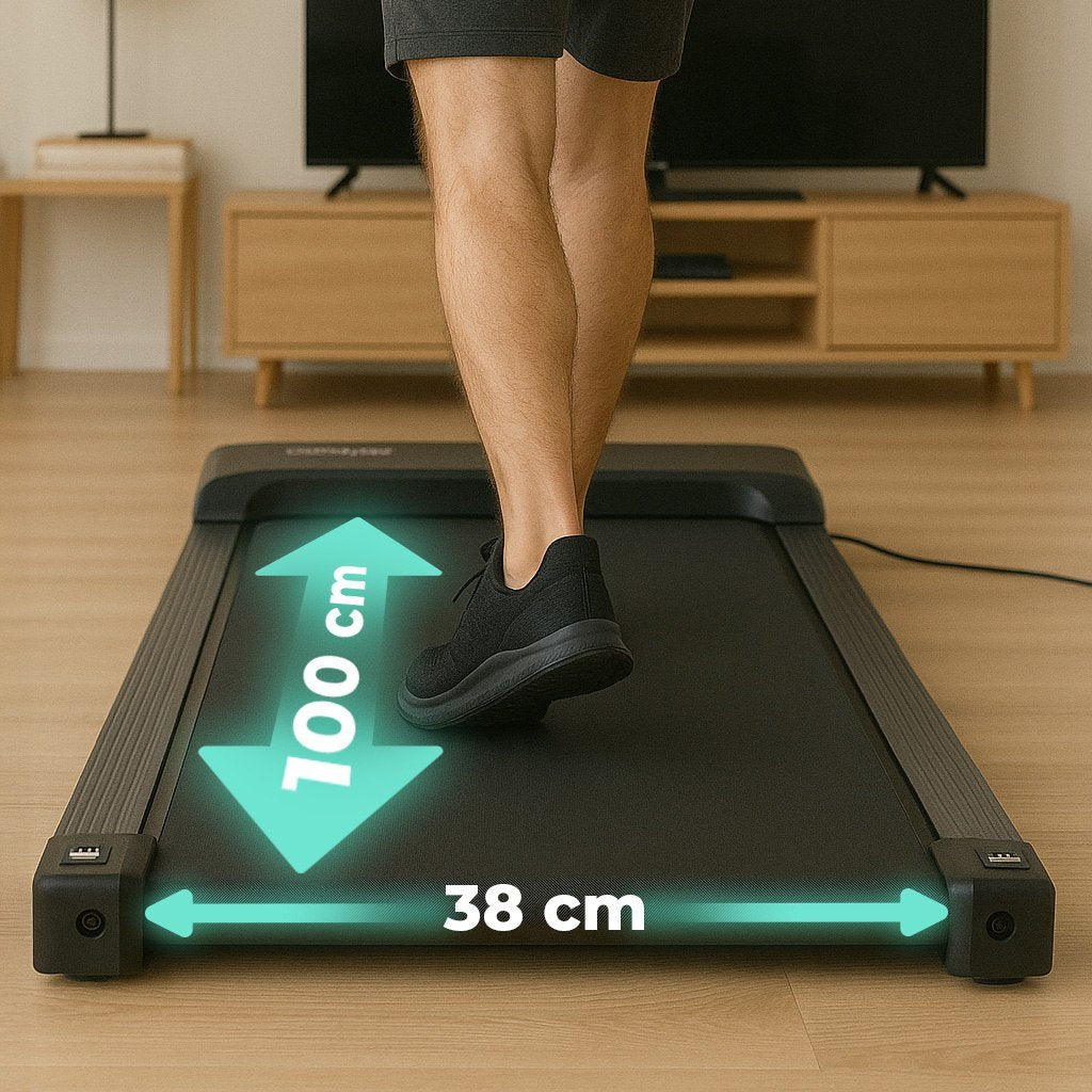 Walking Pad tredemølle med person som går, sett bakfra. Piler viser målene 100 cm x 38 cm på båndet.
