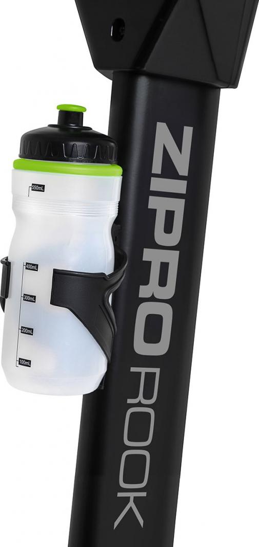 Treningssykkel med gjennomsiktig drikkeflaske i svart holder, sett fra siden mot svart ramme med sølvfarget tekst.