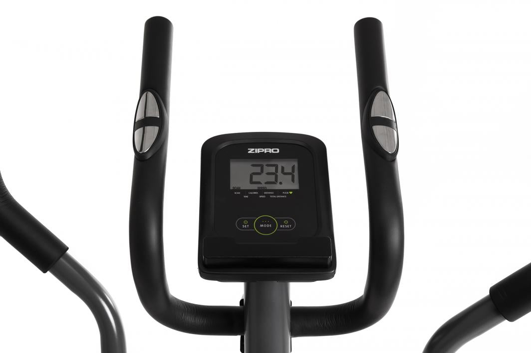 Ellipsemaskin med sort konsoll, digitale knapper, pulssensorer i håndtak og tydelig display, sett forfra.