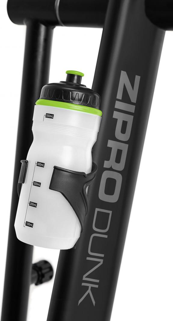 Crosstrainer hvit og svart drikkeflaske med grønn detalj i holder på svart metallramme merket "ZIPRO DUNK".