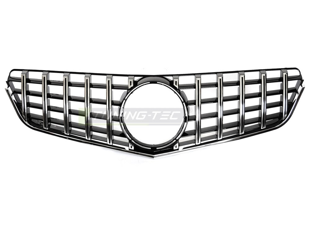 Detaljbilde av Grill E-Klasse C207 09-13 krom/sort med lamellstruktur og emblemfeste.