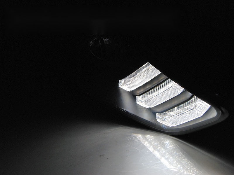Frontlykter Ford Focus MK3 15-18 sett fra siden — profil synlig.
