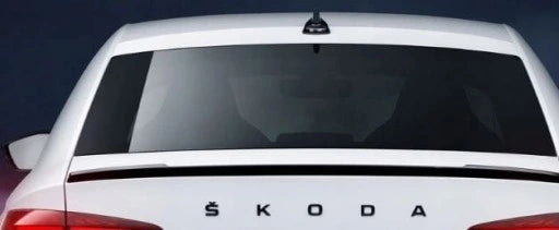 Emblem/logo til Skoda bokstaver Octavia IV > Piano i svart blank ABS-materiale, montert på bakluke