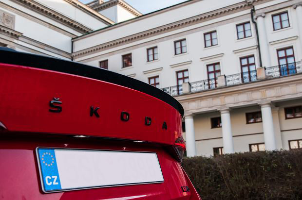 Emblem Skoda bokstaver Octavia IV > Piano Bakluke Glossy Black - nærbilde