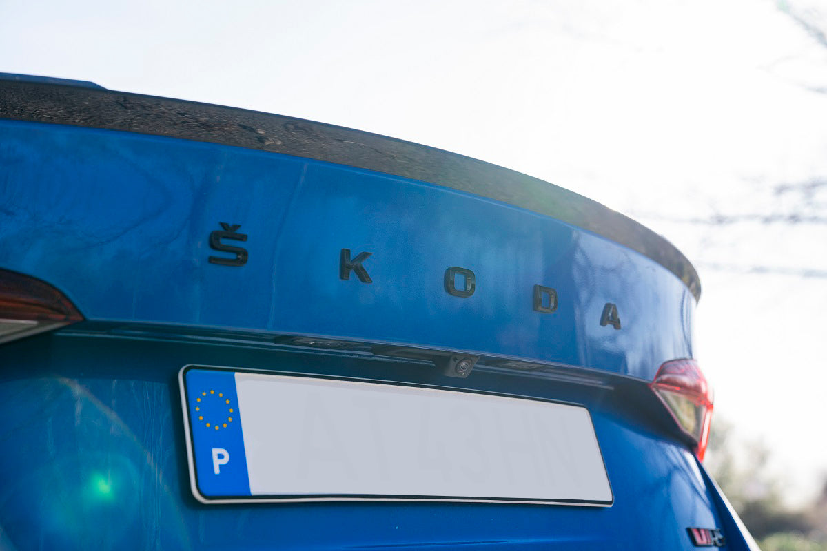 Emblem Skoda bokstaver Octavia IV > Piano Bakluke Glossy Black - detaljer
