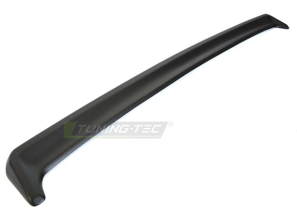 Nærbilde av detaljer på spoiler til Matt Svart BMW E30 82-90