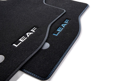 Nissan OEM stoffmatter til Nissan Leaf II – svart stoff med logo