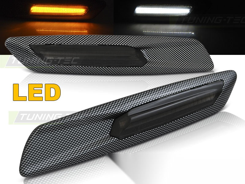 Sidemarkeringslys Smoke LED Carbon F10 Style til BMW E92/E93 06-13 sett rett bakfra på hvit bakgrunn.