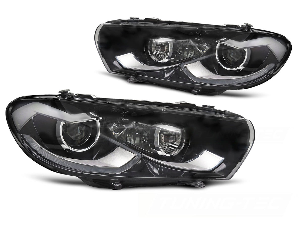 Frontlykter LED DRL Sequential til VW Scirocco III 08-14 sett rett forfra på hvit bakgrunn.