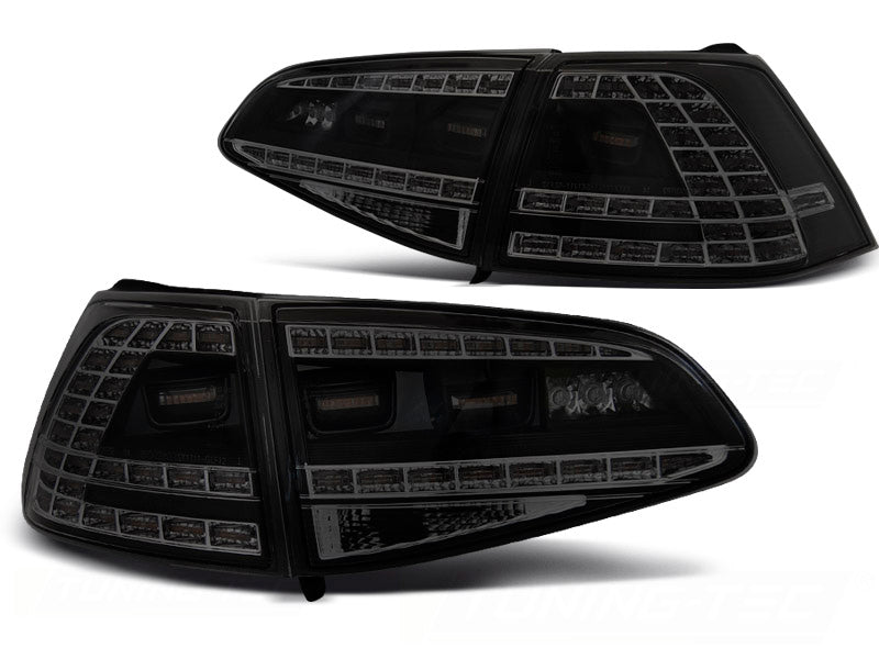 Baklykter LED Sport Black Smoke Sequential til VW Golf 7 13-17 sett rett bakfra på hvit bakgrunn.