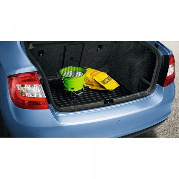 VAG OEM bagasjeromsmatte til Skoda Rapid Sedan – antiskli og vaskbar