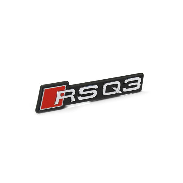 Emblem/logo til Audi RSQ3 Chrome i krom og rød for frontgrill, laget i ABS-materiale med original passform