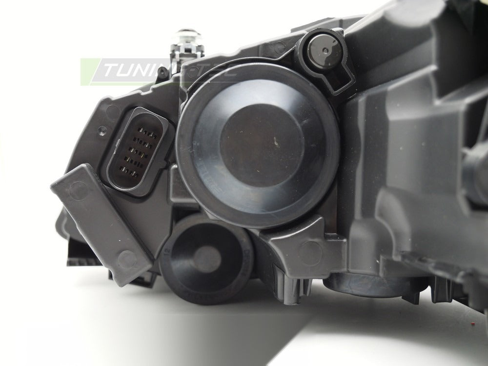 Frontlykter VW Polo V 6R 09-17 montert i bilen.