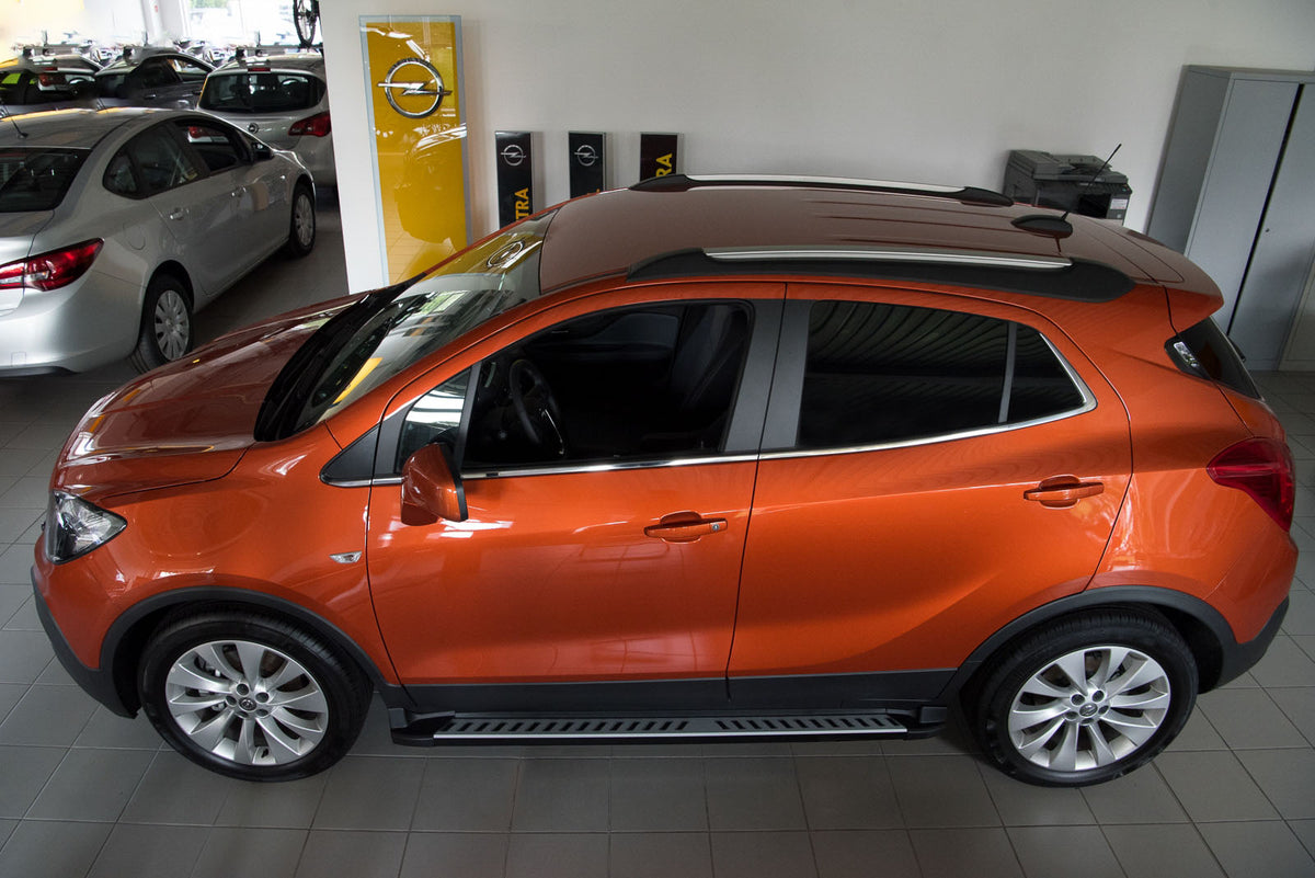 Sidesteg i sølv og svart for Opel Mokka laget av Ventshield