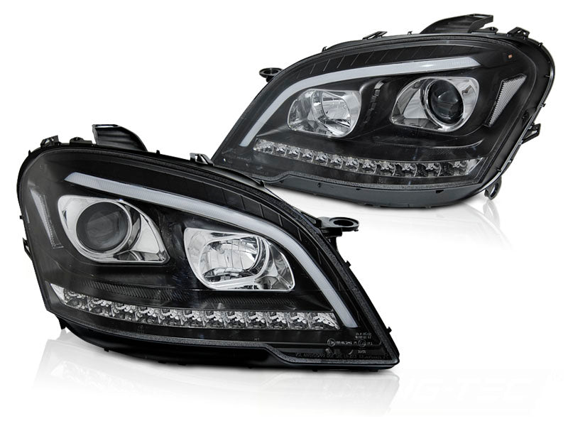 Frontlykter Tube Light Black Sequential til Mercedes W164 ML 09-11 sett rett forfra på hvit bakgrunn.