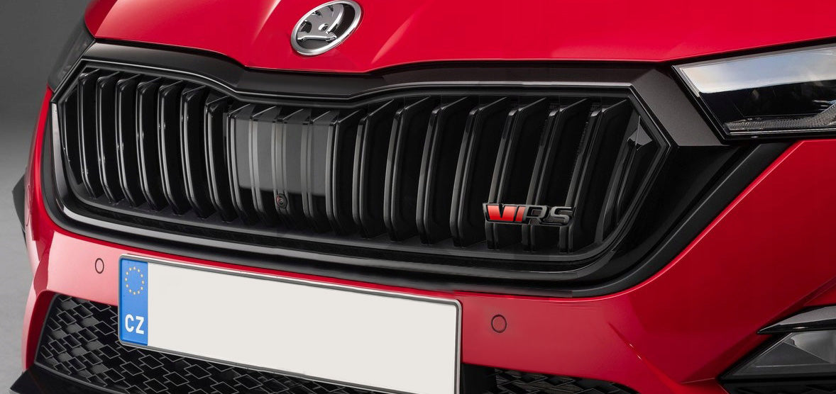 Emblem/logo til Skoda VRS i matt svart og rødt for frontgrill, RS-stil