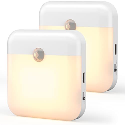 Nattlampe Barn, to hvite, firkantede LED-nattlamper med bevegelsessensor og magnetfeste, lyser varmt.