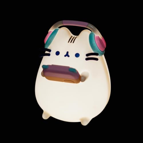 Bordlampe formet som hvit Pusheen-katt med blå og rosa detaljer, hodetelefoner og nettbrett, sett forfra.